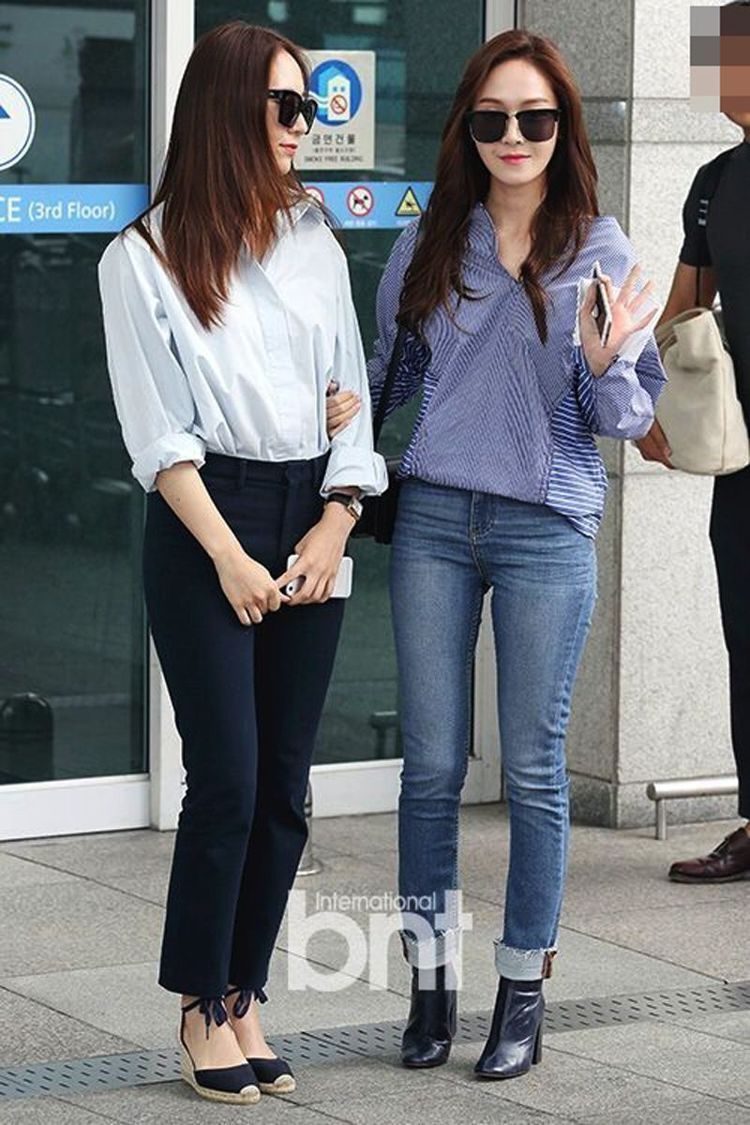 Jessica和Krystal利用容易取得的牛仔穿出姊妹的機場時尚。圖／BNT提供