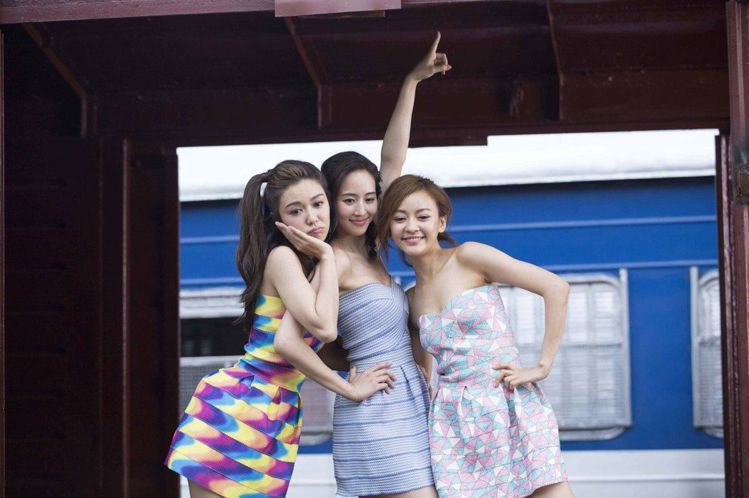 左起：薛凱琪、張鈞甯、陳意涵，共同演出「閨蜜2」。圖／華映提供