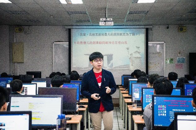 龍華科大資網系學生陳崑元在2015年底成立「光穹遊戲」。 圖／龍華科大提供