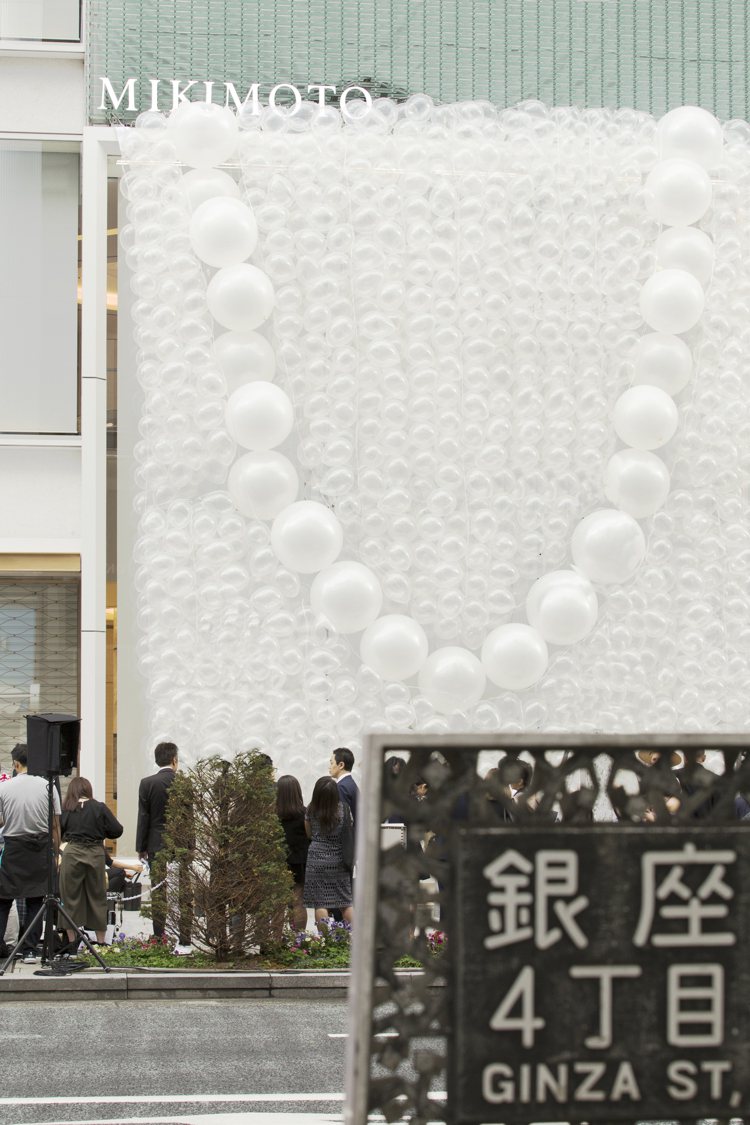 MIKIMOTO銀座四丁目總店開幕剪綵，外牆裝飾象徵海水泡沫的珍珠白氣球，排列成一串珍珠項鍊，剪綵後隨風壯麗升空。圖／MIKIMOTO提供
