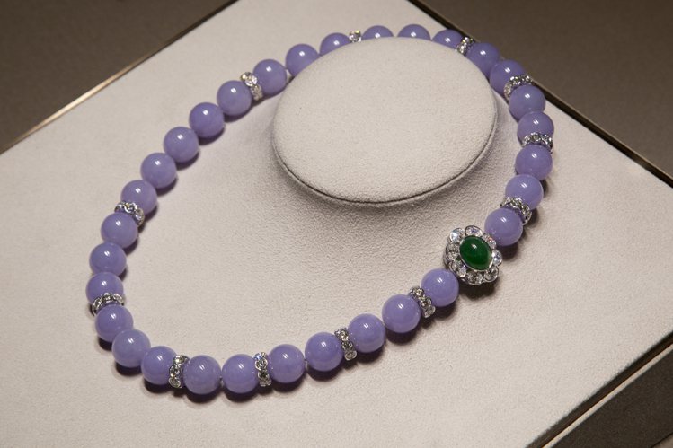 MIKIMOTO除了珍珠也日益增加彩寶、鑽石等珠寶比例，這件紫羅蘭翡翠鑽石串鍊為開幕期間最高價的鎮店作品，紫羅蘭翡翠珠，搭配翡翠及鑽石，約1億2,334萬元。圖／MIKIMOTO提供