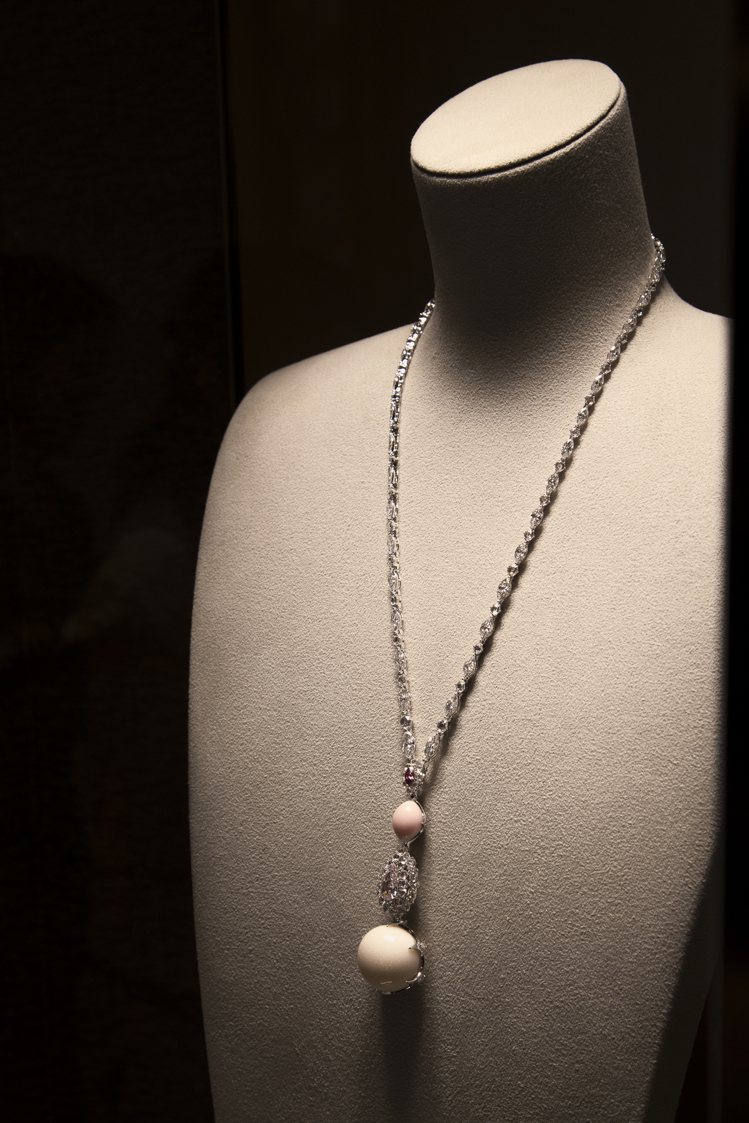總店五樓隨重新開幕獻上許多珍罕的頂級珠寶作品，如這件MIKIMOTO µ Collection頂級珠寶系列孔克珍珠鑽石墜鍊，鑲串了孔克珍珠及Horse孔克珍珠，約8,334萬元。圖／MIKIMOTO提供