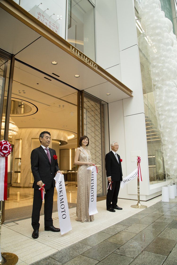 MIKIMOTO銀座總店開幕活動，本店營業部本部長中西伸一（左起）、米倉涼子、社長吉田均雨中剪綵。圖／MIKIMOTO提供