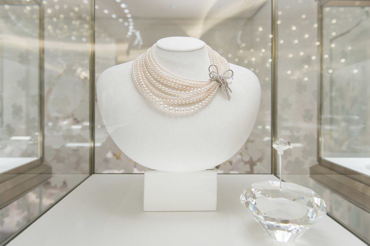 MIKIMOTO 頂級珠寶系列日本Akoya真珠鑽石蝴蝶結項鍊，約283萬4,000元。圖／MIKIMOTO提供