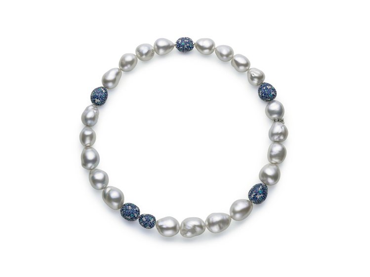 MIKIMOTO頂級珠寶系列南洋巴洛克珍珠彩寶串鍊，18K白金鑲嵌南洋巴洛克珍珠、藍寶石、帕拉伊巴碧璽、鑽石，570萬元。圖／MIKIMOTO提供