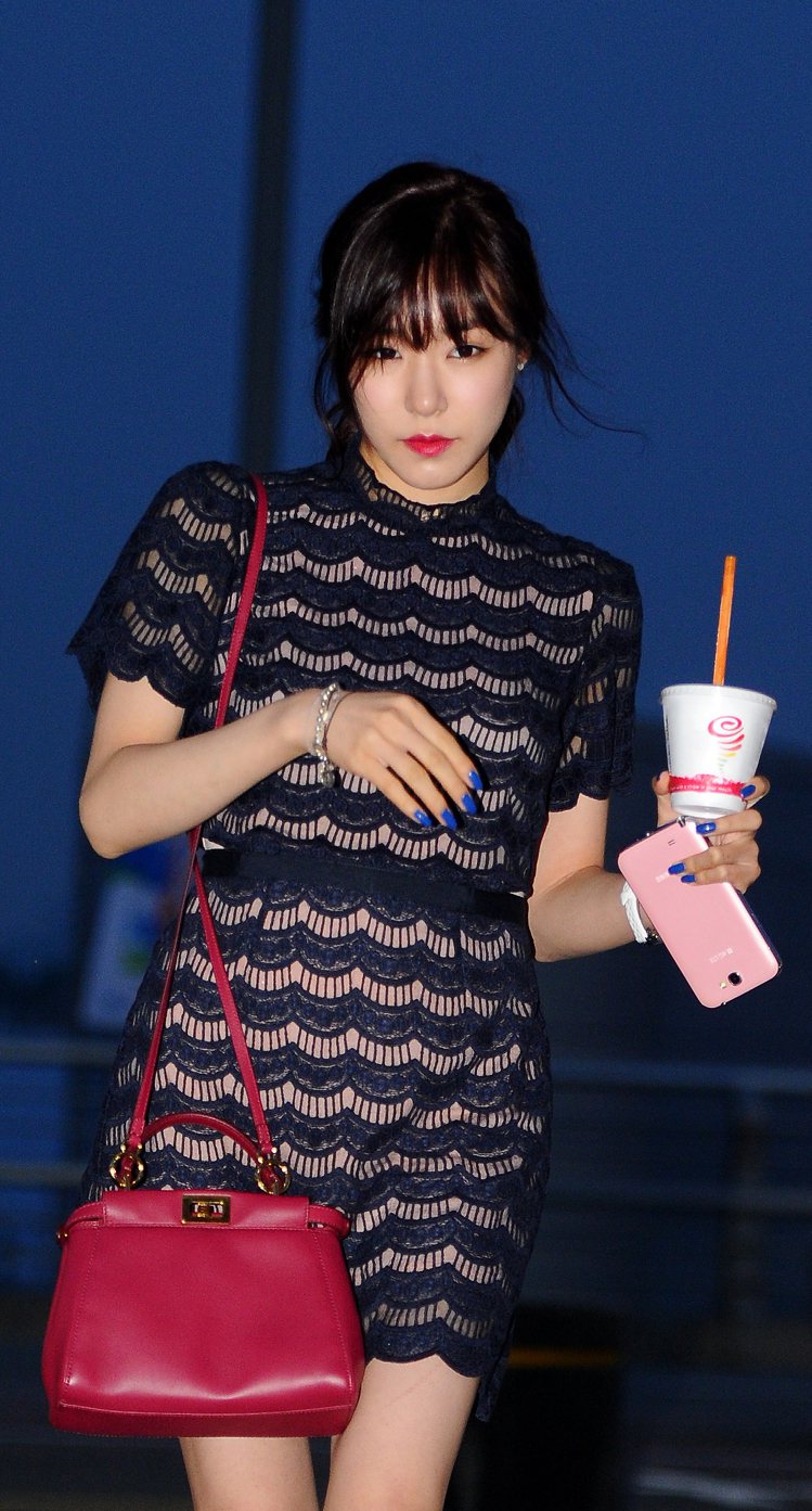 韓星Tiffany也選揹桃紅色Peekaboo包款。圖／FENDI提供