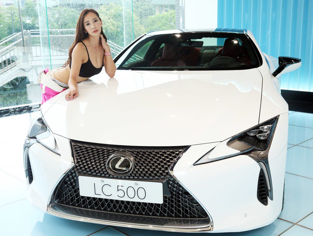 Lexus LC雙門跑車與性感賽車女神安小蕎。 記者陳瑞源／攝影