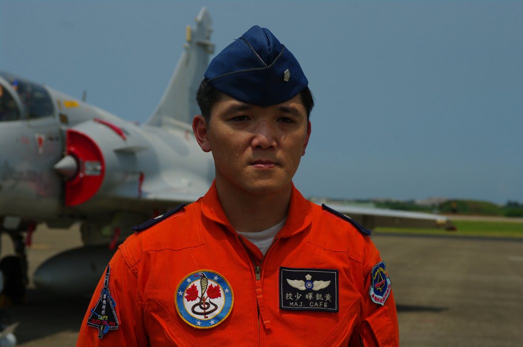 空軍幻象機飛官黃凱暉，佩掛42作戰隊的「眼鏡蛇」隊徽。 圖／報系資料照