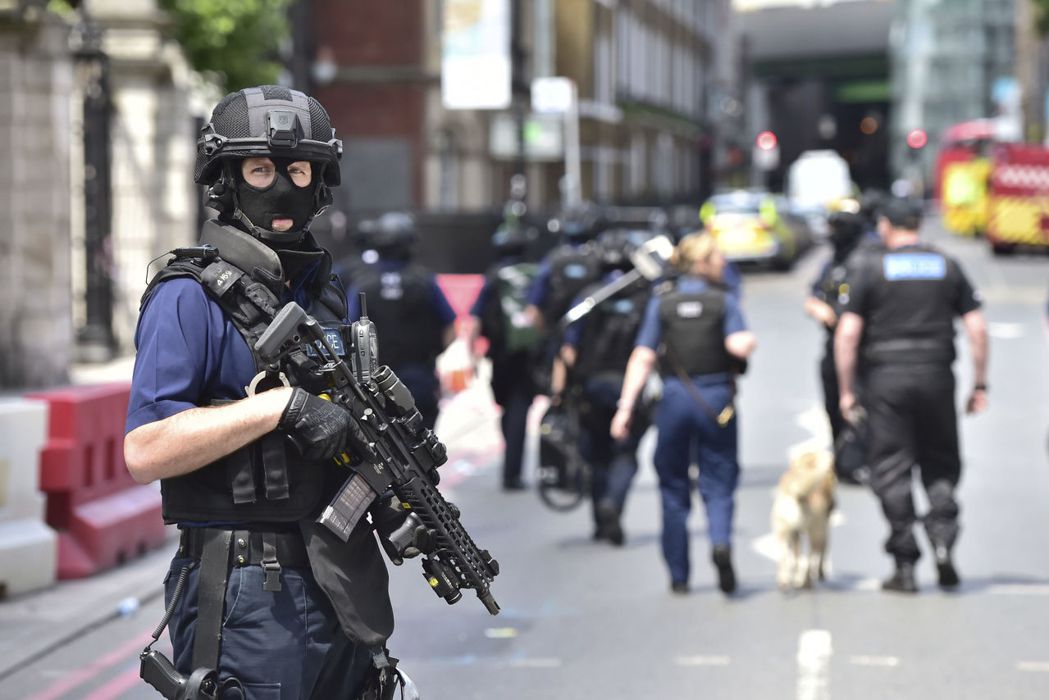 英國警方在恐攻案發生後加強維安工作，武裝警察在案發現場附近戒備駐守，氣氛頗為緊張...