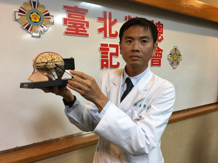 醫師林重榮手拿大腦模型，指出最容易發生腦部瘻管的部位。 記者鄧桂芬／攝影