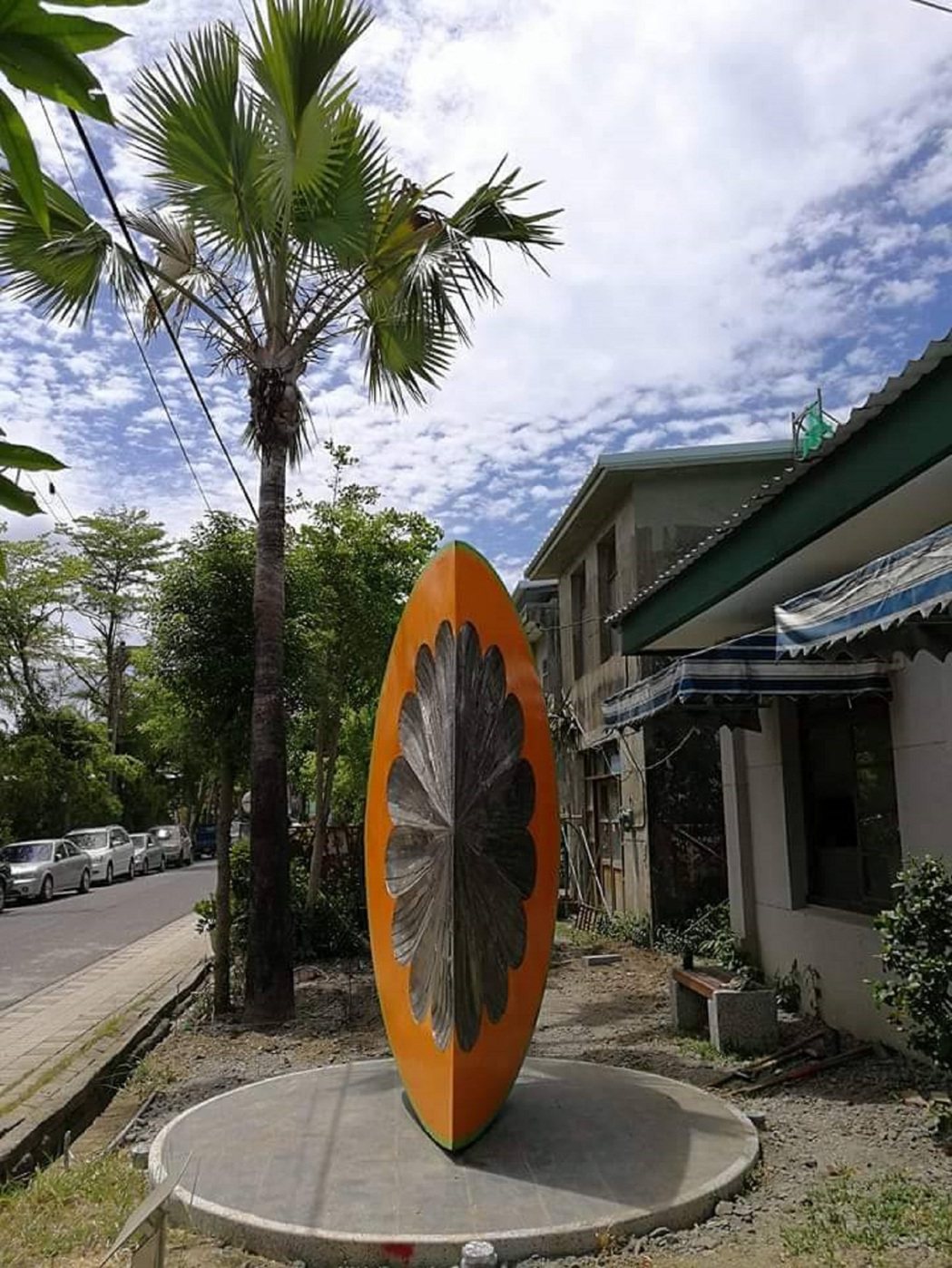 枋寮藝術村的入口意象「橙果」。圖／許朝欽提供
