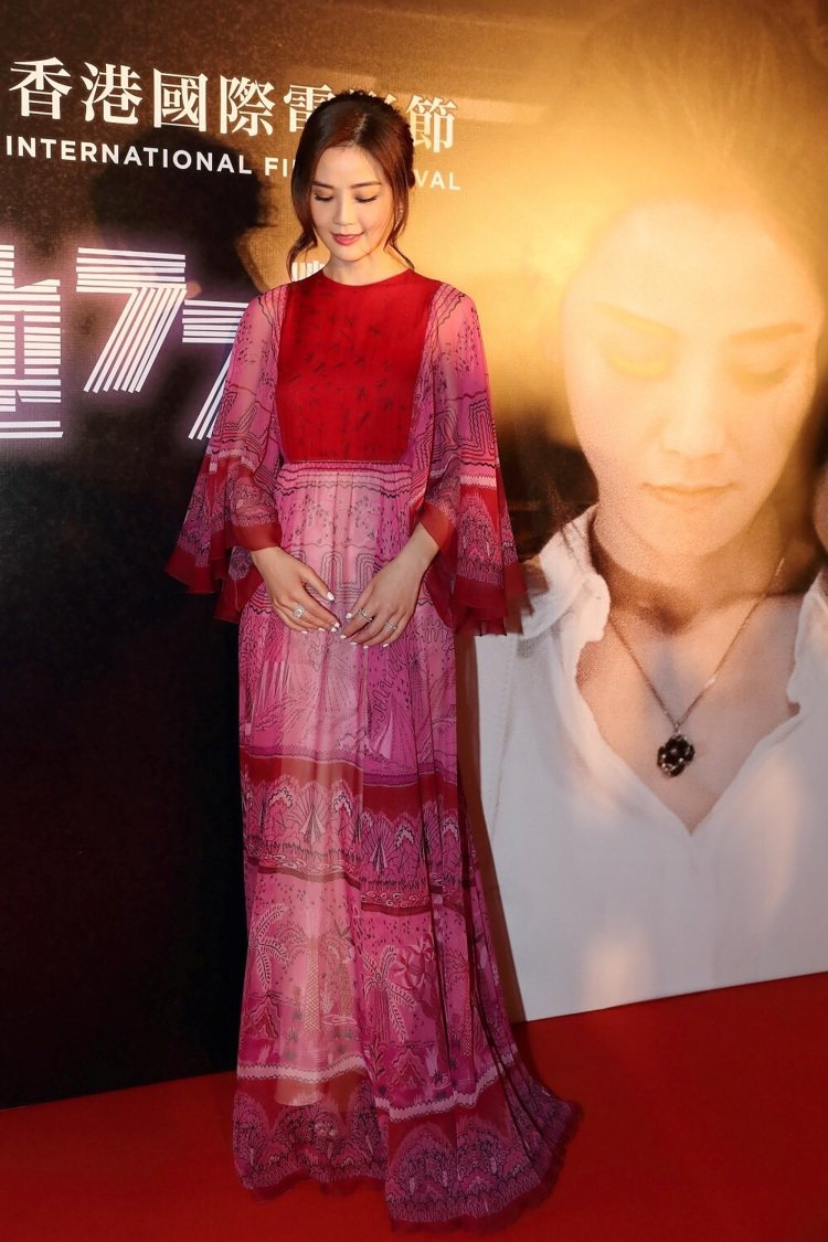 A Sa蔡卓妍穿著透亮的紅色系寬袖印花長絲質洋裝，洋溢著青春氣息。圖／Valentino提供