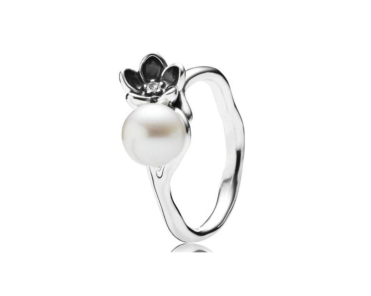 花朵琺瑯珍珠925銀戒指，2,580元。圖／PANDORA提供