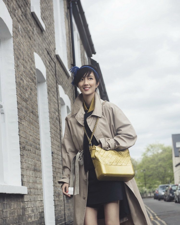 台灣香奈兒品牌大使桂綸鎂和穿著2017巴黎大都會工坊系列服裝搭配同系列的中尺寸的Gabrielle Hobo包，在英國劍橋進行拍攝工作。圖／香奈兒提供