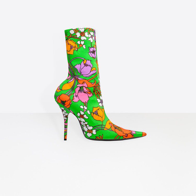 Balenciaga以品牌創辦人Cristobal Balenciaga喜愛的花朵為靈感設計印花，以Spandex彈性纖維做成極為貼腿的靴款，以此展現「宛如人的第二層皮膚」般的設計理念。圖／Balenciaga提供