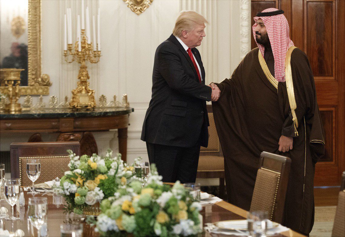 資料圖片：川普（左）與沙烏地副王儲穆罕默德王子（右）。 圖／美聯社