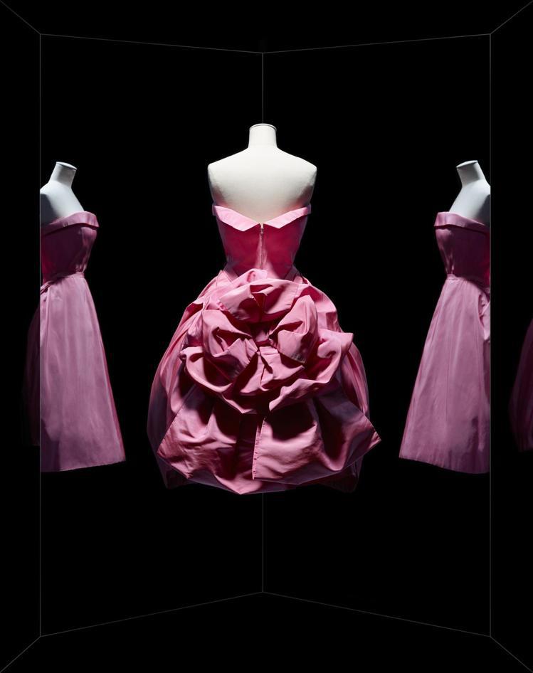 Chrisitian Dior於1956年秋冬發表的羅緞錦織高級訂製服。圖／DIOR提供
