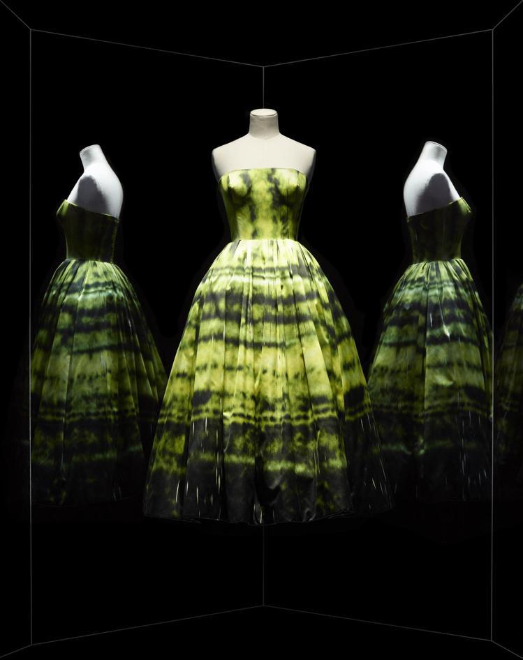 Raf Simons打造的2012年秋冬黃色洋緞高級訂製服。圖／DIOR提供