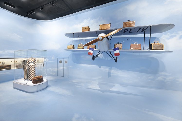 「飛行、航行、旅行」展覽中的航空主題特別引人目光。圖／LV提供