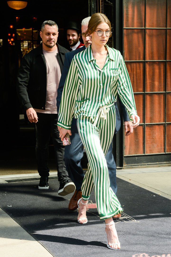 人氣名模吉吉哈蒂德前陣子也穿了一件Morgan Lane的絲綢條紋睡衣上街，她跟貝嫂一樣都是搭配繫帶高跟涼鞋，把睡衣穿出性感味。圖／摘自Huffington
