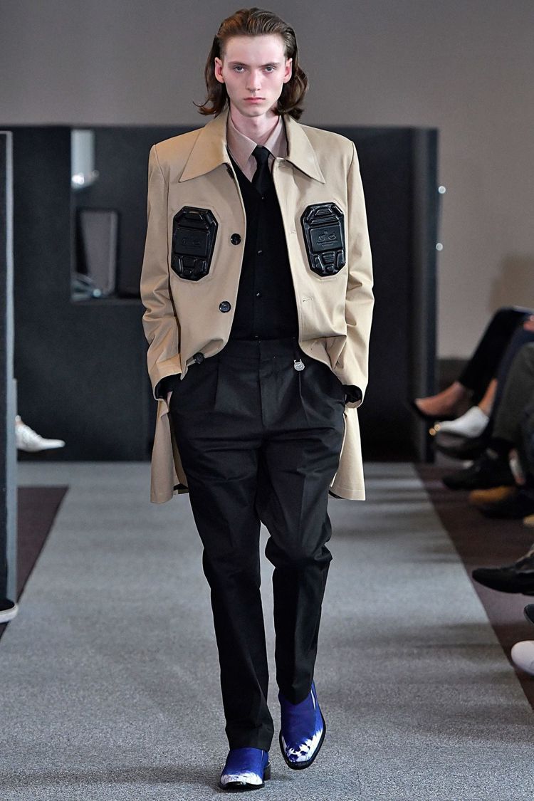 華裔設計師周翔宇2018春夏男裝用上他拿手的寬大肩線。圖／摘自Business of Fashion