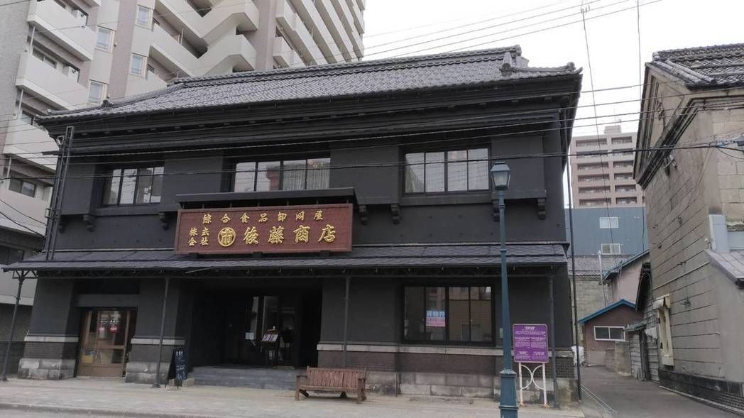 日本北海道小樽的色內食堂，藏在歷史建築「後藤商店」的2樓，並沒有明顯的招牌。 記...