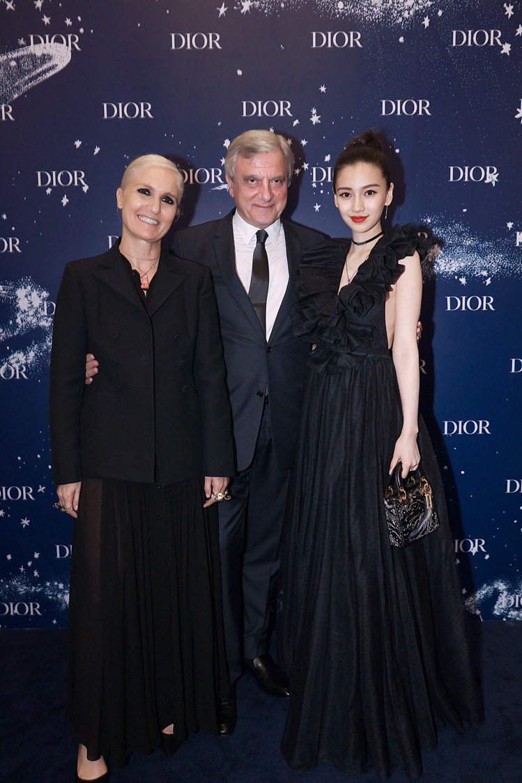 （左起）設計師Maria Grazia Chiuri、執行長Sidney Toledano和Angelababy於Dior藍調之夜合影。圖／Dior提供
