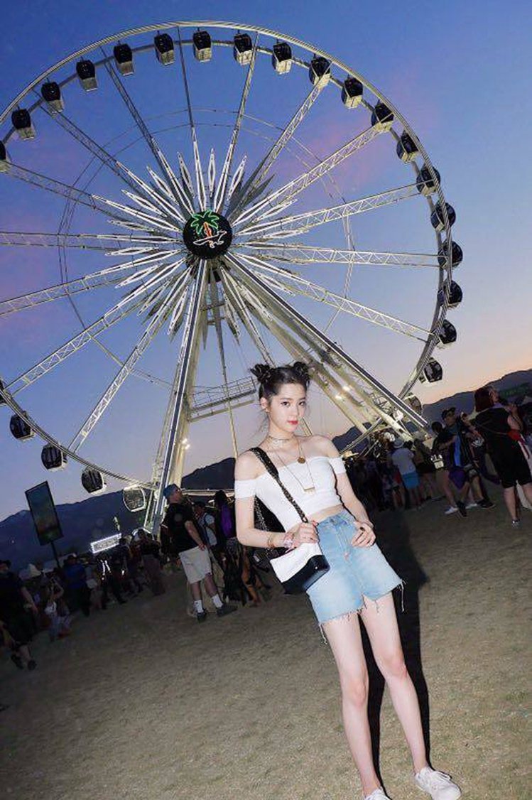歐陽娜娜在Coachella音樂節穿上白色貼身上衣搭配牛仔短裙，背香奈兒2017春夏全新推出的GABRIELLE de CHANEL新包款。圖／摘自歐陽娜娜粉絲團