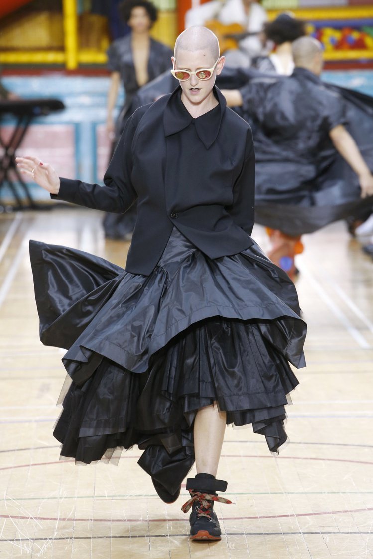 層疊交錯的裙襬是龐克教母的強項，相當帥氣。圖／Vivienne Westwood提供