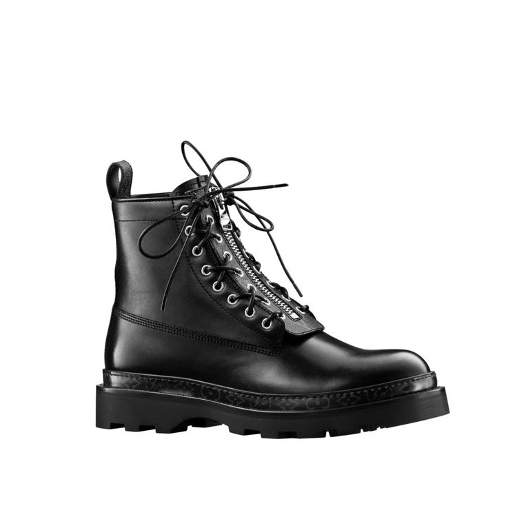 男靴系列推出百搭款式，僅在側邊以monogram圖紋低調裝飾。圖／LV提供