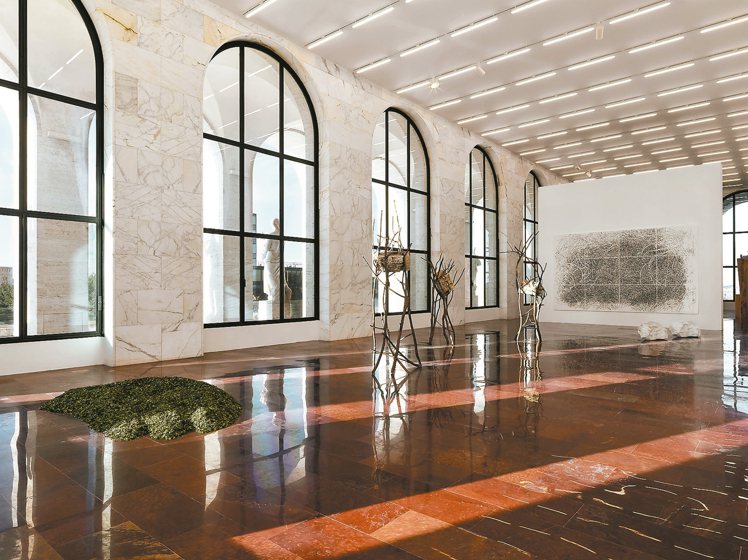 FENDI與義大利雕塑藝術家Giuseppe Penone合作，在羅馬Palazzo della Civilta Italiana舉行名為「Matrice」的當代藝術個展。 圖／各業者提供