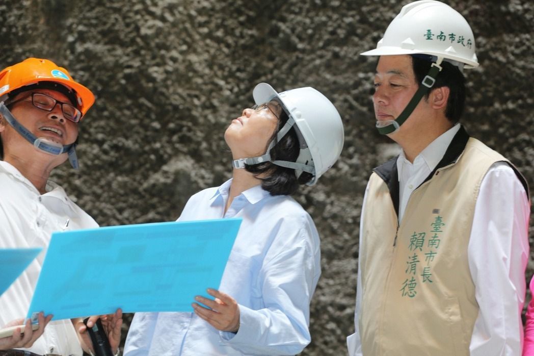 蔡英文總統下鄉宣傳前瞻基礎建設計畫，向台南地方人士喊話。 圖／報系資料照