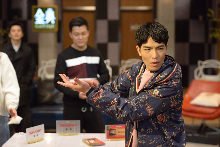 蕭敬騰穿手繪系列薄外套出席湖南衛視節目「歌手」。圖／MONCLER提供