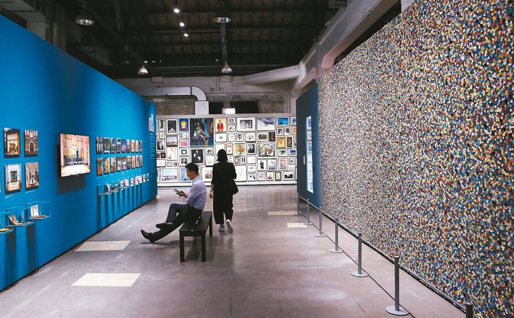 PAUL SMITH世界巡迴特展，運用了7萬顆顏色各異的鈕扣組合成，6米長3米寬的這片鈕扣牆。 圖／記者林俊良攝影