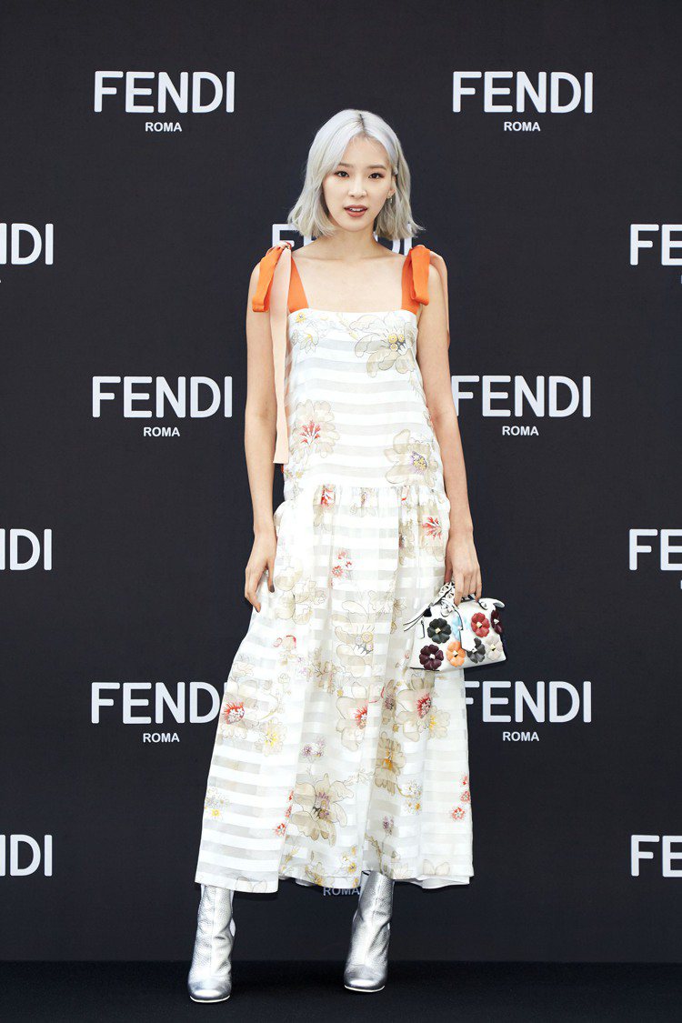 Irene Kim在首爾FENDI品牌活動身穿橘色條紋綁帶洋裝。圖／FENDI提供