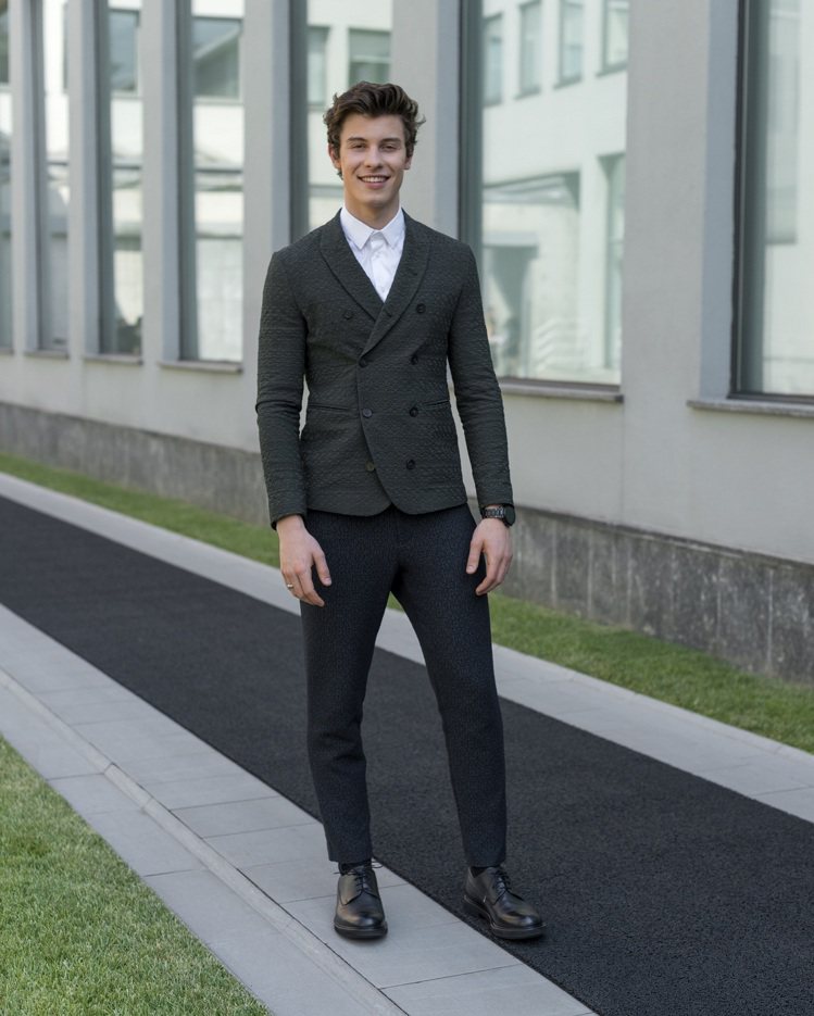 年輕的加拿大歌手Shawn Mendes成為了Emporio Armani 2018春夏大秀的壓軸登場模特兒。圖／Giorgio Armani提供