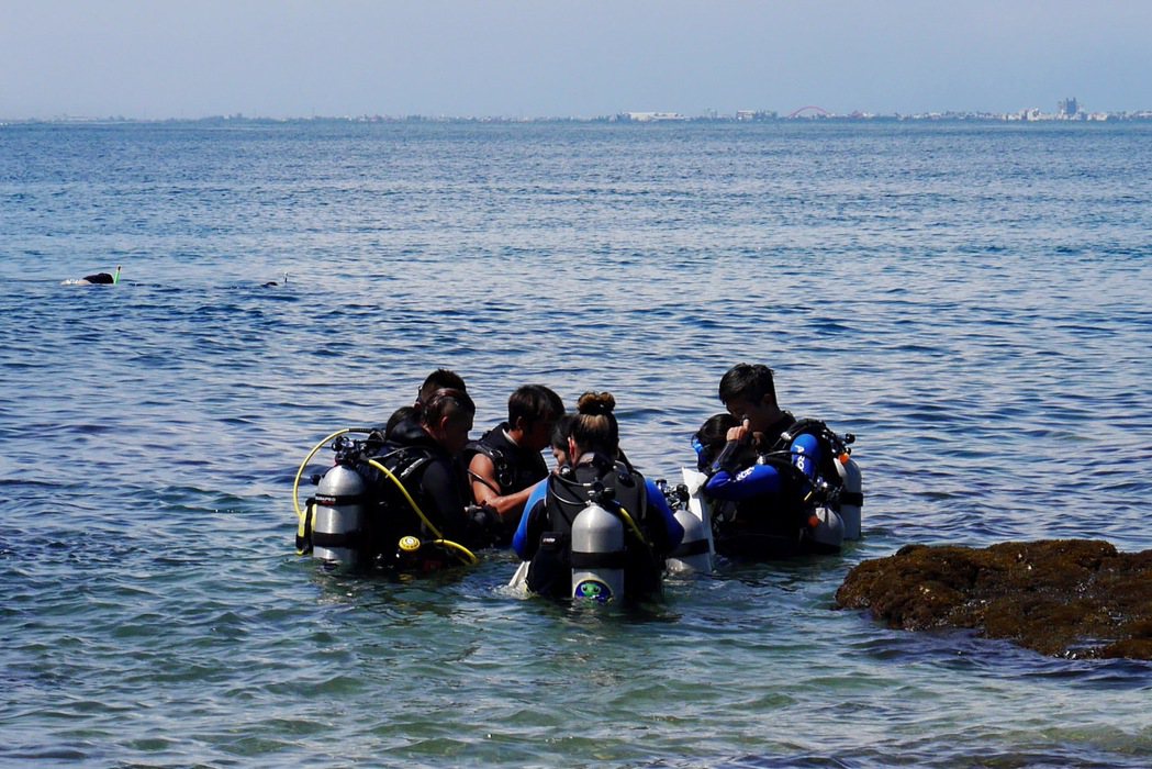 浮潛是小琉球當地的熱門活動。 記者陳威任／攝影