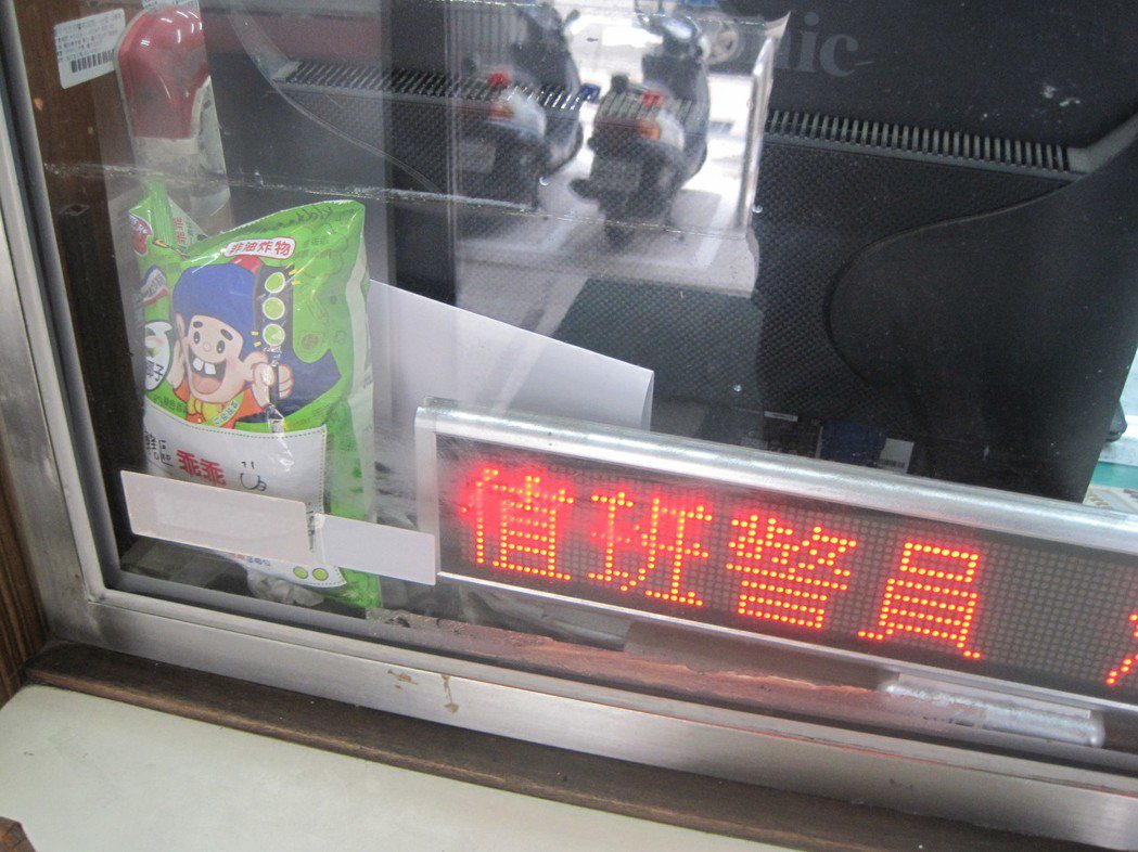 台中市警一分局繼中派出所值班台放2包綠色乖乖。 圖／本報資料照