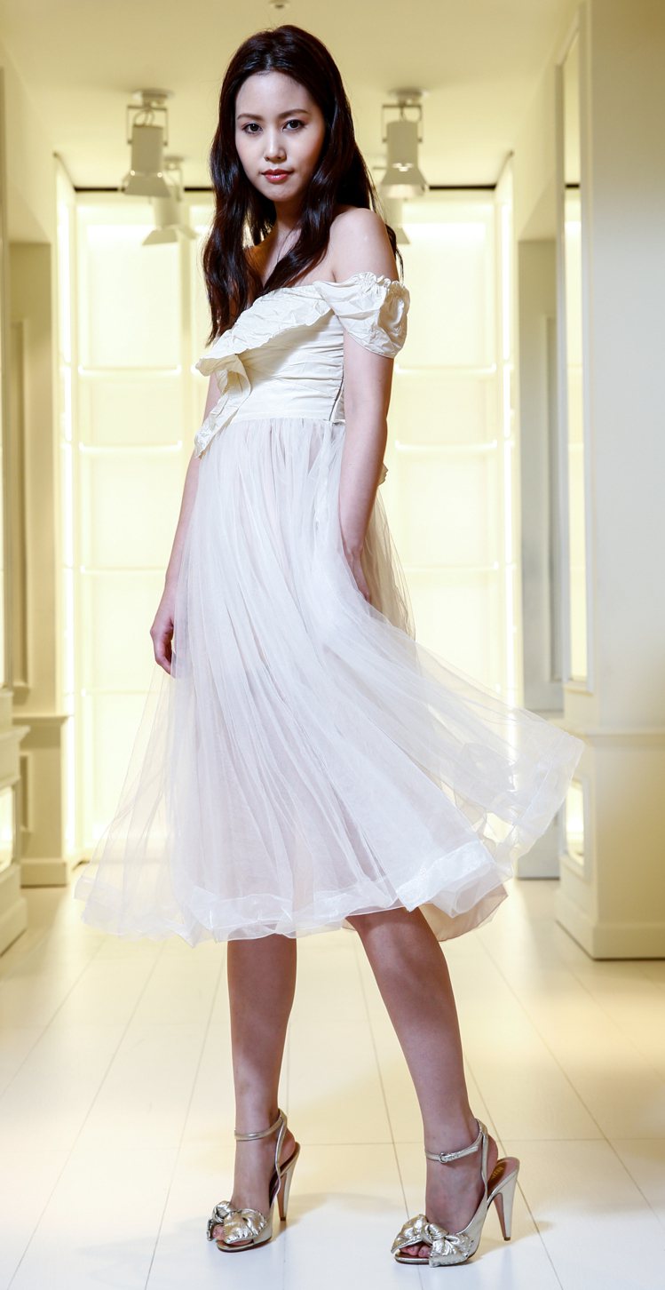REDValentino米白色皺褶紋理紗裙洋裝47,800元、RED（V）香檳金蝴蝶結造型裝飾高跟鞋19,800元。記者／程宜華攝影