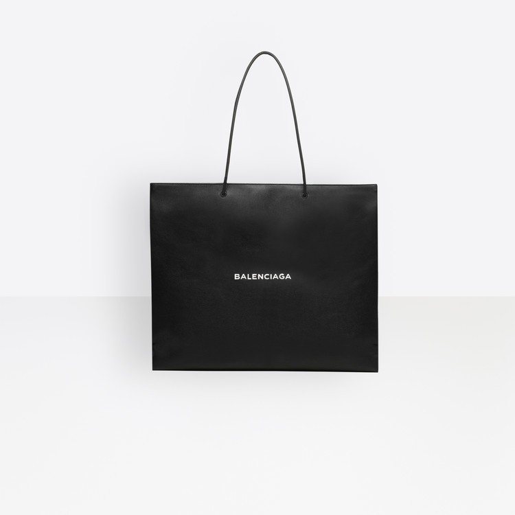 Balenciaga 這款包包來自 2017 秋冬男裝系列，台灣官方定價 NT ...