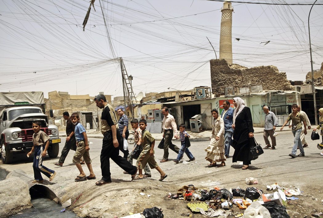 伊拉克摩蘇爾地標努爾大清真寺遭到炸毀，IS稱是美軍轟炸所為，但美方否認這項指控。...