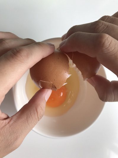 LINE瘋傳蛋汁加鹽會產生氯，炒蛋會變成「毒蛋」，營養師證實是假的。 記者陳妍霖...