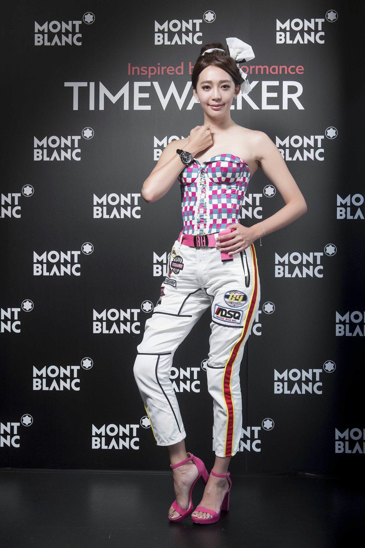名模王心恬帥氣展演TimeWalker時光行者系列自動計時腕表。圖／萬寶龍提供
