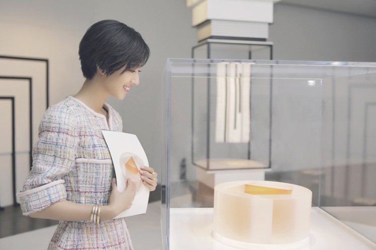 香奈兒品牌大使桂綸鎂在《Mademoiselle Privé》首爾特展觀賞「TOTEMS」展區裡由韓國藝術家Jiyong Lee所打造的玻璃山茶花意象雕塑。圖／香奈兒提供