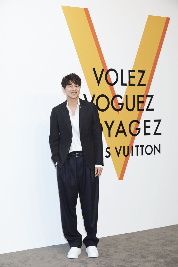 孔劉在韓國首爾「飛行、航行、旅行」展覽中身穿2017秋冬男裝。圖／LV提供