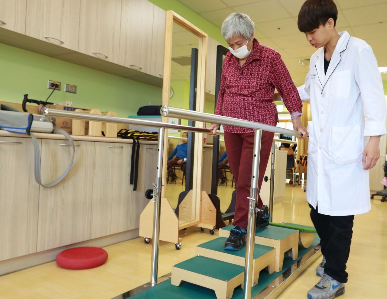 醫師趙明哲提醒，老人家走路最好步步為營，多走路訓練肌力。