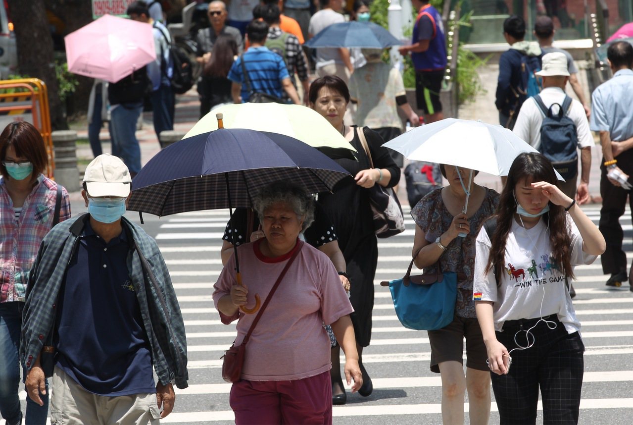 中央氣象局指出，台灣各地25日白天氣溫偏高，慎防中暑。