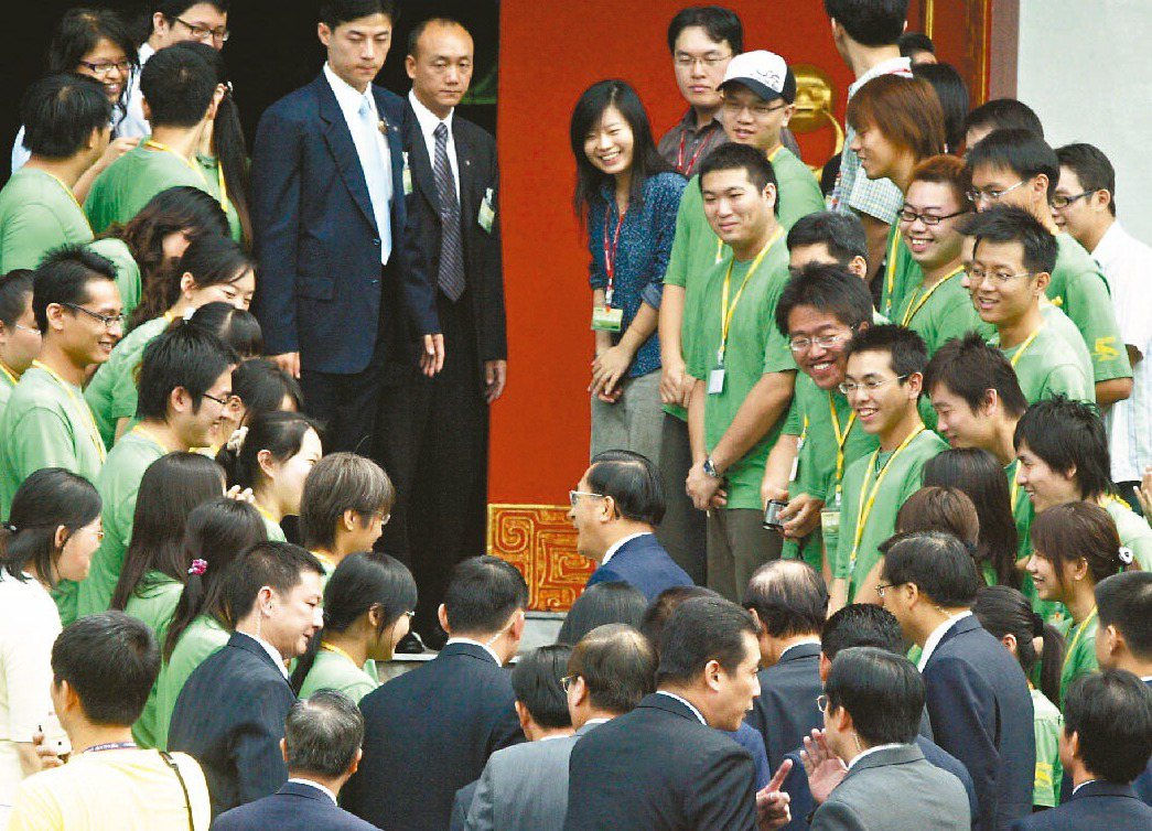 2006年青年國是會議，時任總統的陳水扁致詞。 圖／報系資料照
