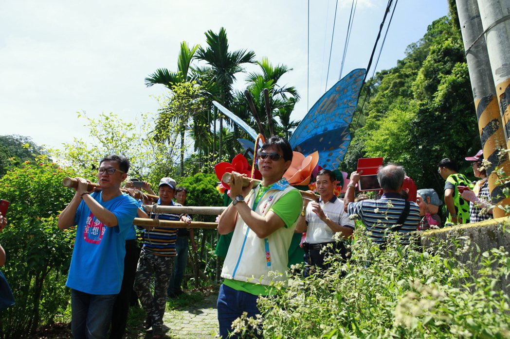 南外社區「蝴蝶祭」，由社區居民迎「巨大蝶神」出場遊行。圖／南外社區協會提供