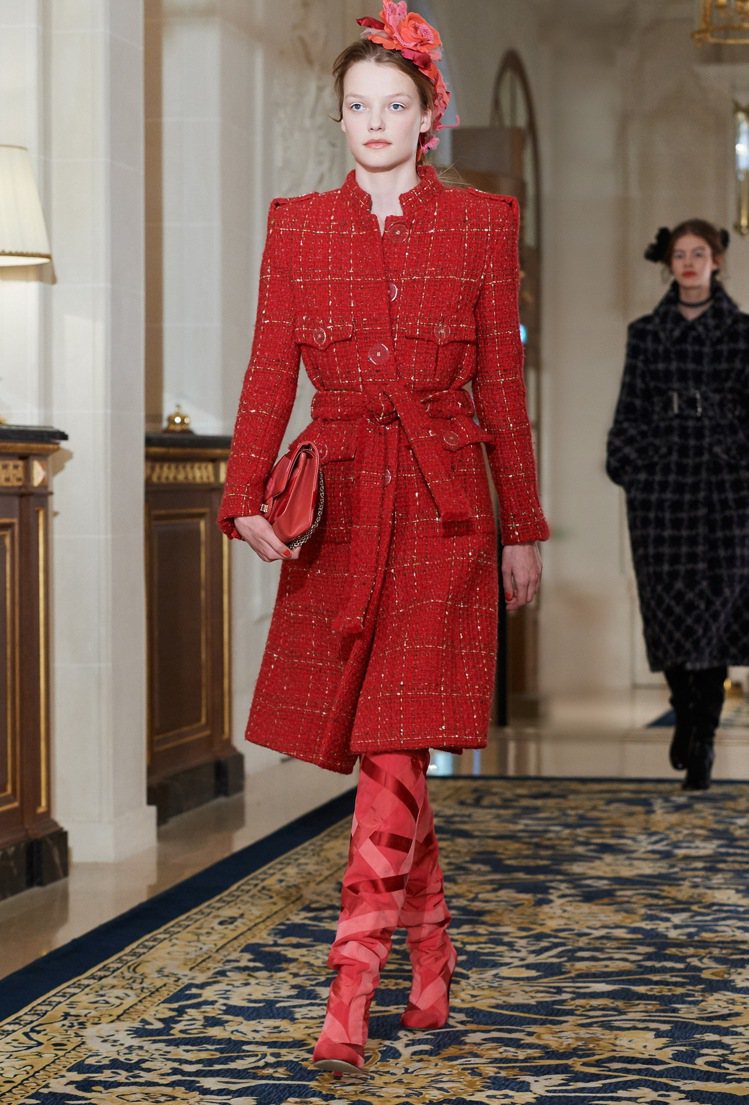 香奈兒2017巴黎大都會工坊系列女裝紅色斜紋軟呢大衣。圖／摘自微博